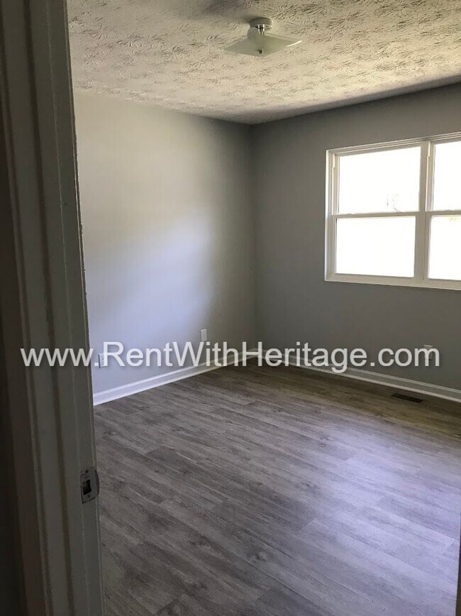 Building Photo - FANTASTIC 2 BEDROOM 1.5 BATH DUPLEX WITH ALL THE UPGRADES / GREAT LOCATION