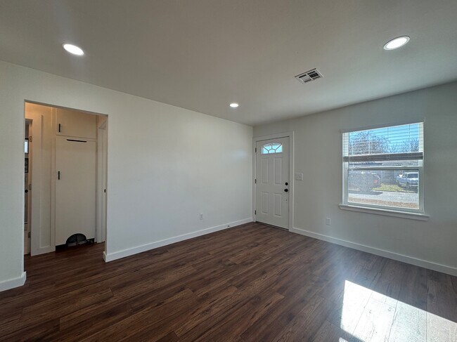 Building Photo - 809 Proctor Pl