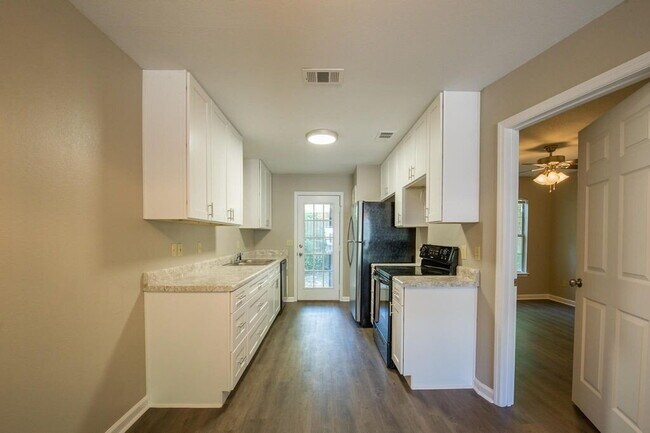 Building Photo - Gorgeous 4 BR 3 BA Town House Right By FSU and TCC!