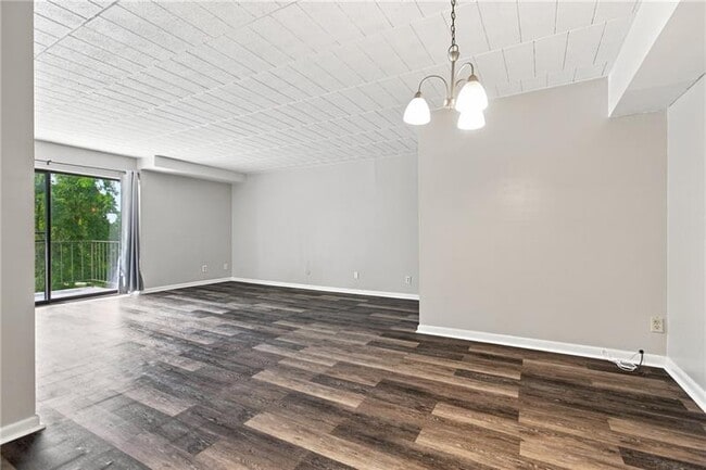Building Photo - 533 Forest Green Dr