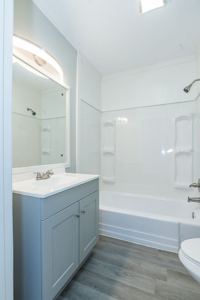 Building Photo - Beautifully FULLY RENOVATED 2 Bdr 1 bath i...
