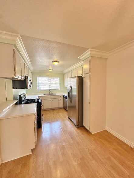 Kitchen - 4151 Hathaway Ave