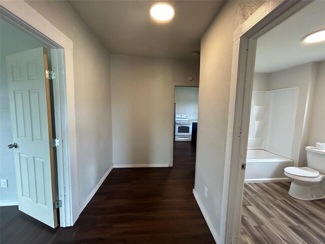 Building Photo - 400 Symes St