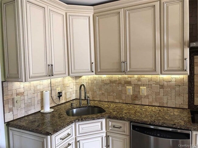 Building Photo - 563 Albemarle Pl