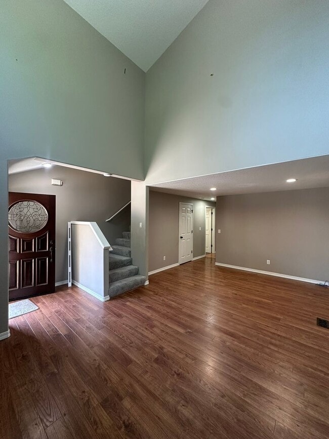 Building Photo - 4 bedroom, 2288sf home. Close to Nike, Int...