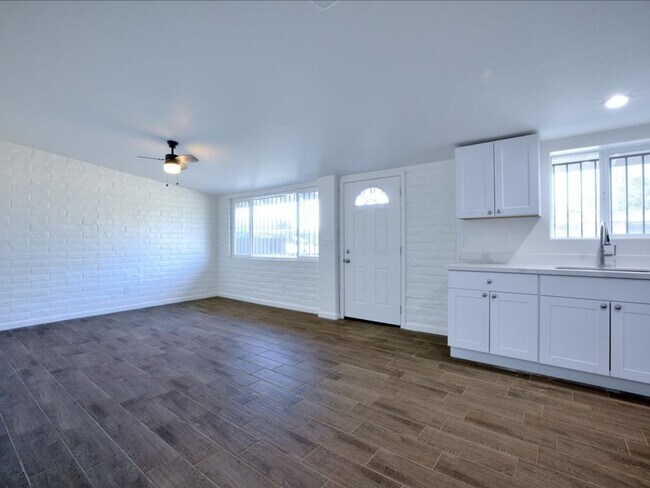 Building Photo - Beautifully Updated 1 Bedroom Home – Ready...