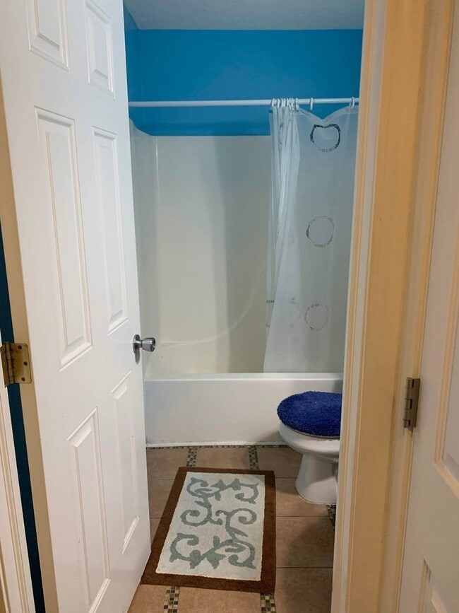 Building Photo - 3 Bedroom 3 Bath House with 2 Car Garage