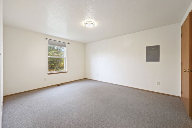 Building Photo - MOVE IN READY! 2 bed 1 bath downtown Olympia!