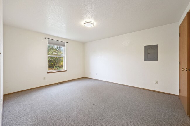 Building Photo - MOVE IN READY! Includes water, sewer and garbage. 2 bed 1 bath downtown Olympia!