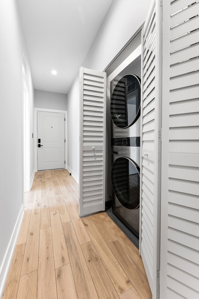 Building Photo - 7724 N Eastlake Terrace