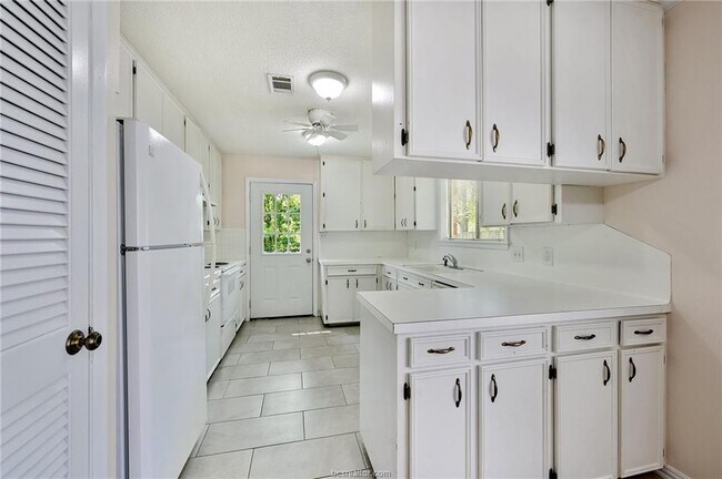 Building Photo - 1200 Holleman Dr