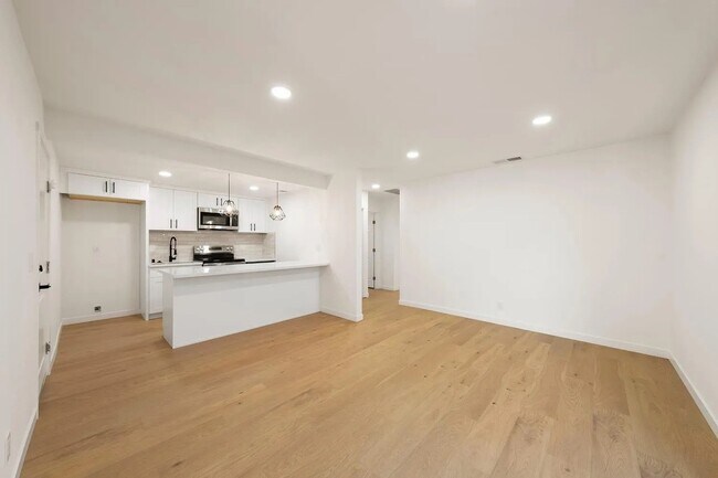 Building Photo - 5550 E Knoll Dr