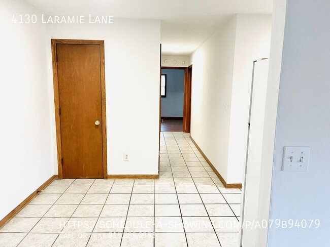 Building Photo - Newly Renovated 2 Bedroom Apt with Washer/...