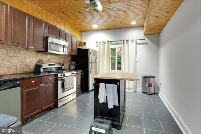 Building Photo - 920 S 16th St