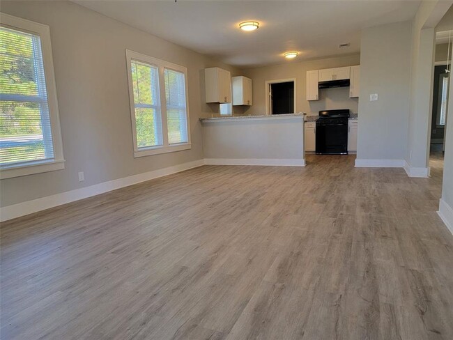 Building Photo - BEAUTIFUL RECENTLY REMODELED 3 BEDROOM 2 B...