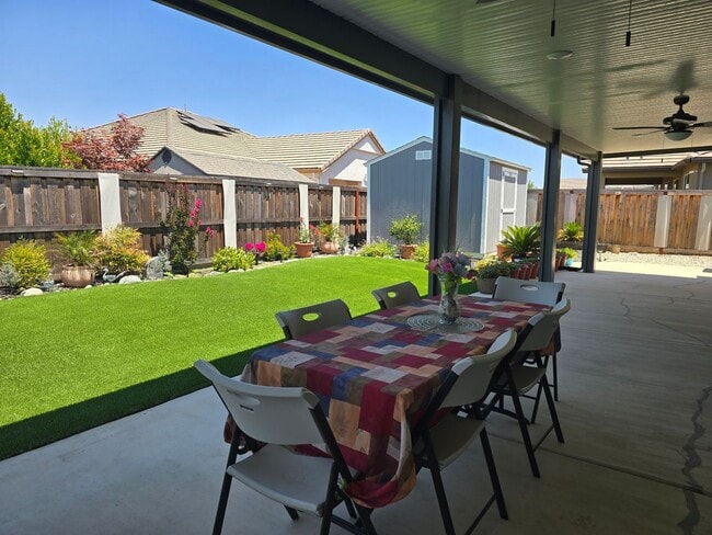 Building Photo - Beautiful Single Story 4 bed, 2 bath with ...
