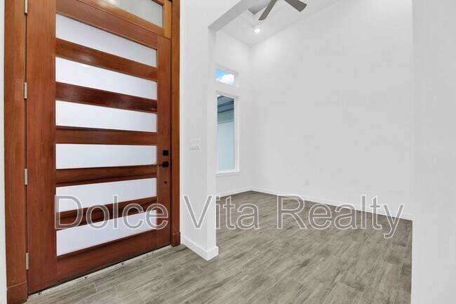 Building Photo - 1416 N Lookout Dr