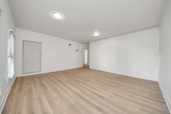 Building Photo - 10743 Boardwalk St