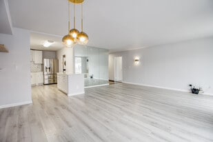 Building Photo - 1055 River Rd