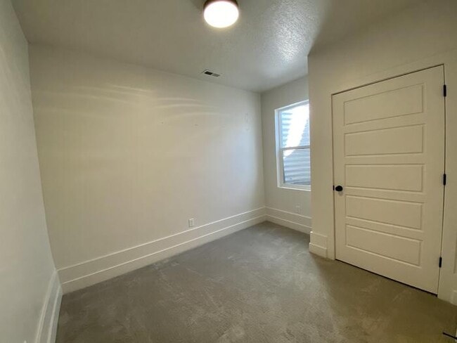 Building Photo - Draper townhome with VIEWS!