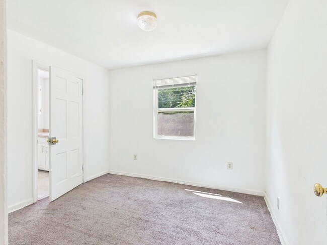 Building Photo - 622 Fayette Ave