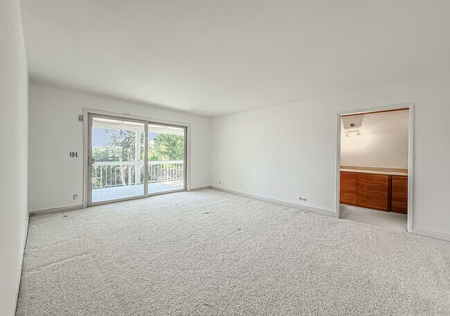 Building Photo - Calabasas 4BR w/pool + spa, views, solar panels + ALL appliances!