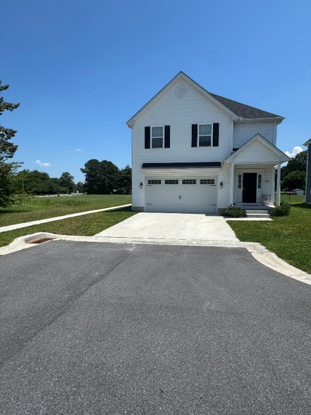 Primary Photo - 70 Schoolview Ln