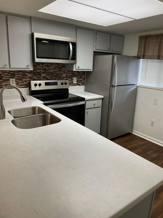 Building Photo - UPDATED CONDOMINIUM MOVE IN READY