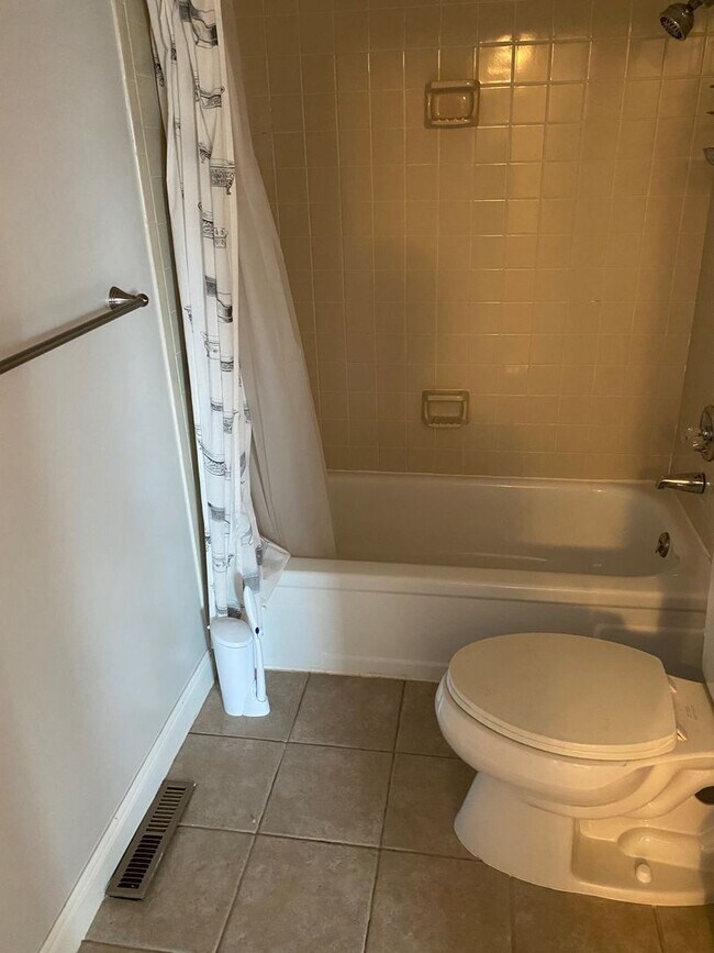 Building Photo - 4 Bed 3.5 Bath Wonderland Hill Townhouse