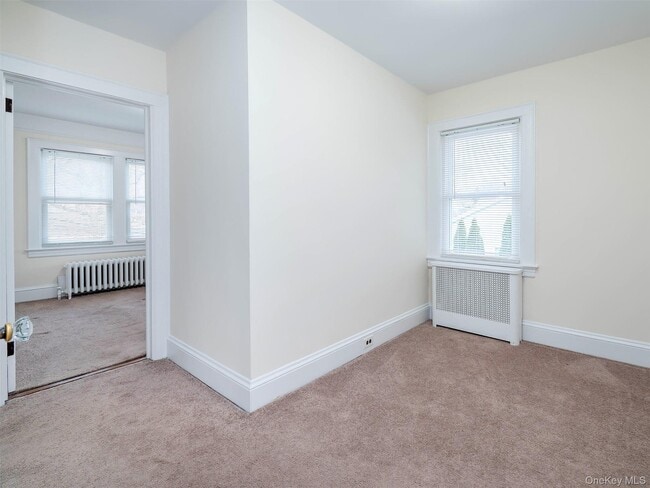 Building Photo - 118 McLoughlin St