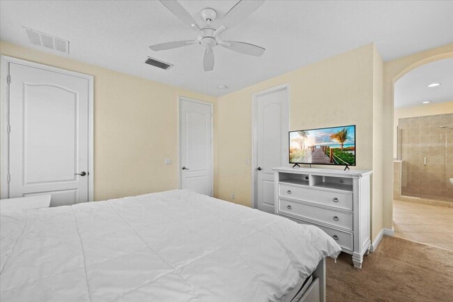 Building Photo - 647 Castle Dr