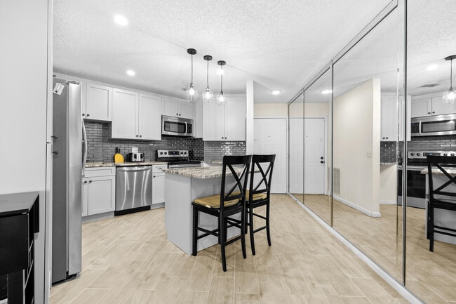 Building Photo - 2083 NE Collins Cir