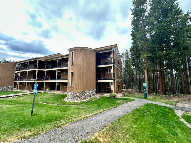 Building Photo - 702 Village Rd