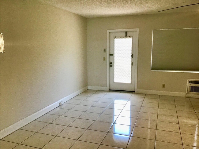 Building Photo - 135 Fanshaw D