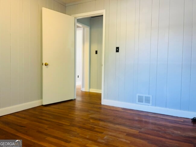 Building Photo - 406 E Main St