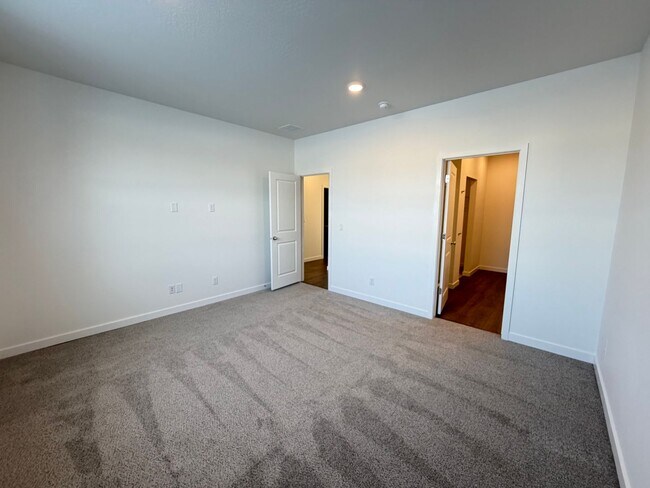 Building Photo - Brand New Post Falls Home!!