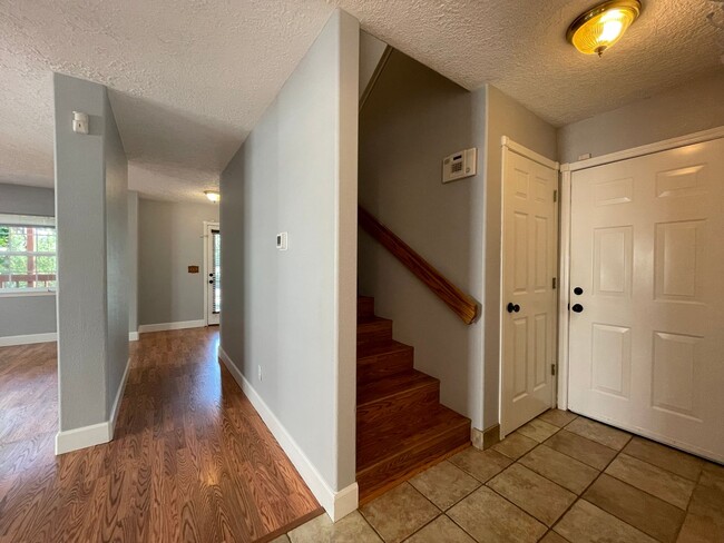 Building Photo - SE Home 3Bd/2.5Ba Home Close to the Willamette River off McLoughlin Blvd. 2 Car Garage and Washer...