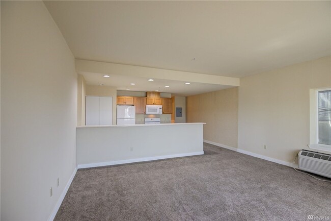 Building Photo - 1st Floor 1 bed 1 bath Oceanfront Condo