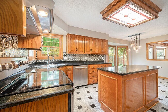 Building Photo - 4 Bed Home Premium Fixtures