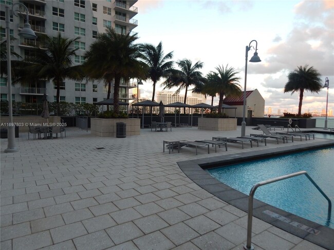 Building Photo - 1155 Brickell Bay Dr