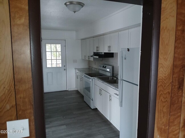 Building Photo - 712 Ave C