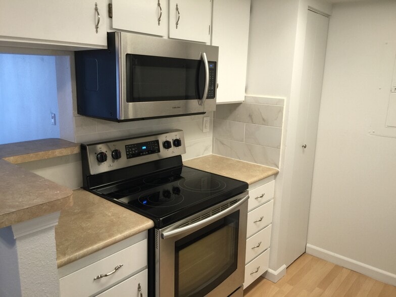 Building Photo - 8555 Fairmount Dr