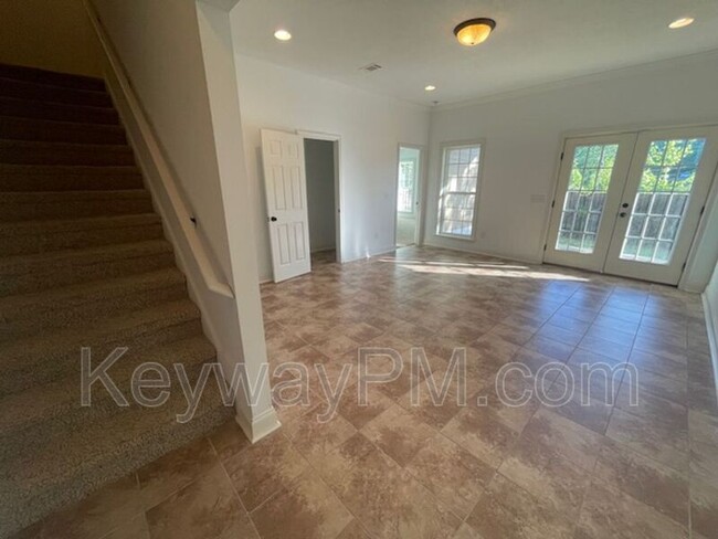 Building Photo - 880 Willow Lake