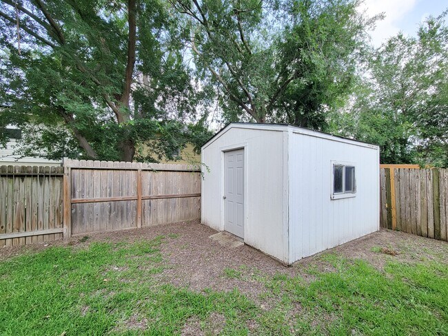 Building Photo - 11810 Rolling Stream Dr