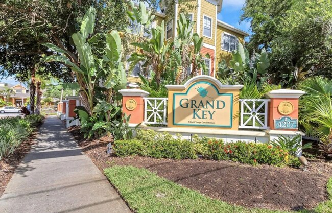 Building Photo - 2 bed 2 bath condo - South Tampa