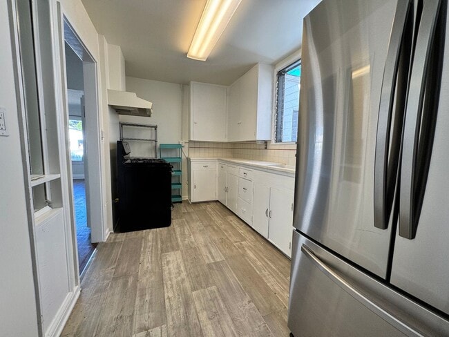 Building Photo - Two Bedroom Front House near Westside Village