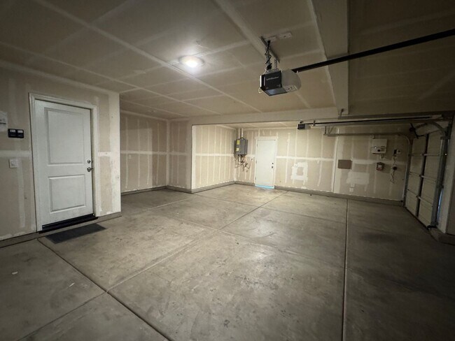 Building Photo - Perfect 5 bedroom, 3.5 bath home with atta...