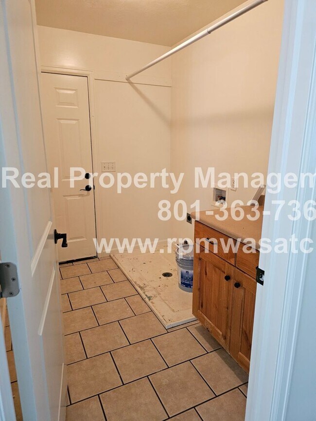 Building Photo - Come Check Out This Newly Updated 5 Bedroom 3 bathroom Home in South Jordan!