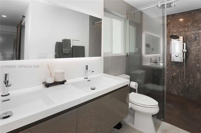 Building Photo - 930 N 11th Ct