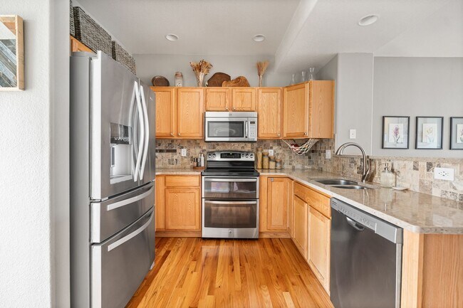 Building Photo - Modern 2-Bed, 2.5-Bath Corner Unit in Arva...